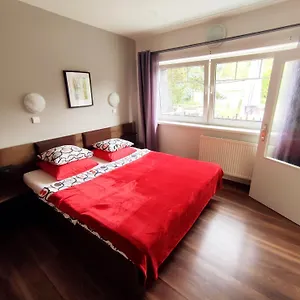Cozy Gardens In Apartment Prag